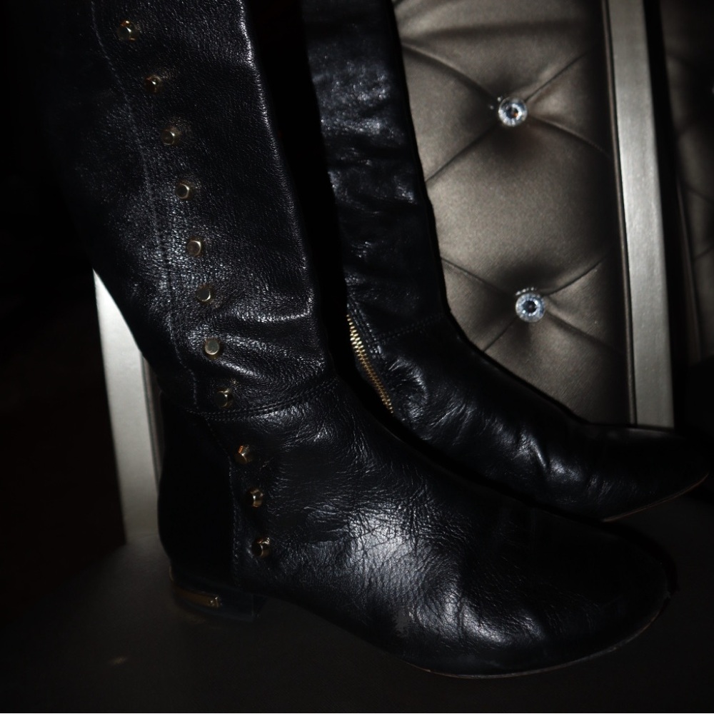 Women’s Michael Kors Kneehigh zip up Boots In black with gold buttons
